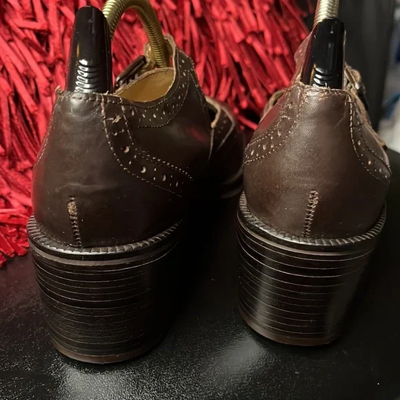 Kenneth Cole wingtip Leather stacked wood heel brown leather perf. vintage pump - Picture 8 of 12